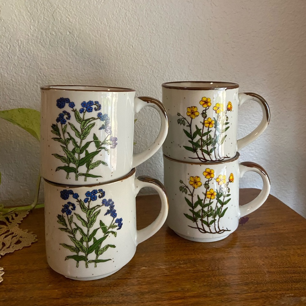 S/4 70s wildflower blue and yellow flower mugs